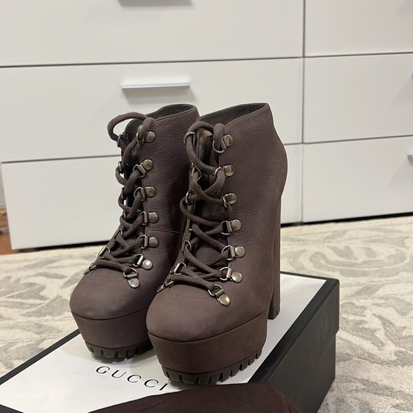 GUCCI Women’s Platform Fur Winter Boots. - Picture 8 of 10